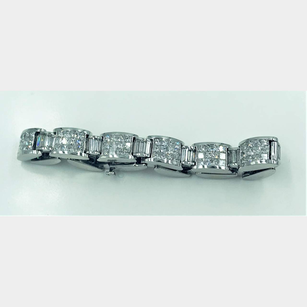17.00 Ct Invisible Set Diamond Bracelet