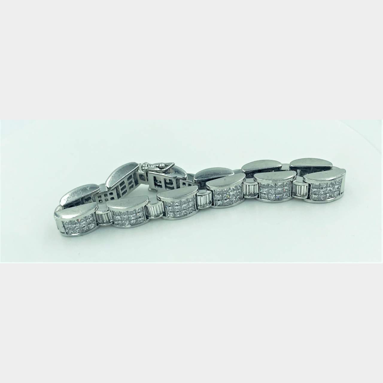 17.00 Ct Invisible Set Diamond Bracelet