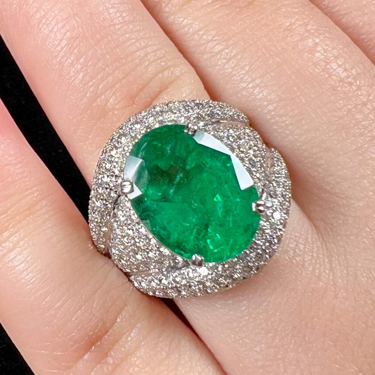 18K White Gold Certified 8.00 Ct. Colombian Emerald Ring