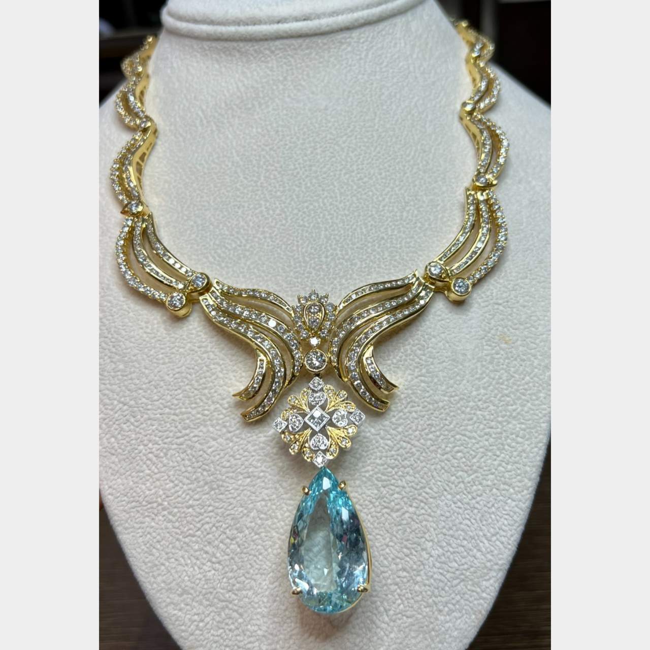 18K Yellow Gold Aquamarine & Diamond Necklace