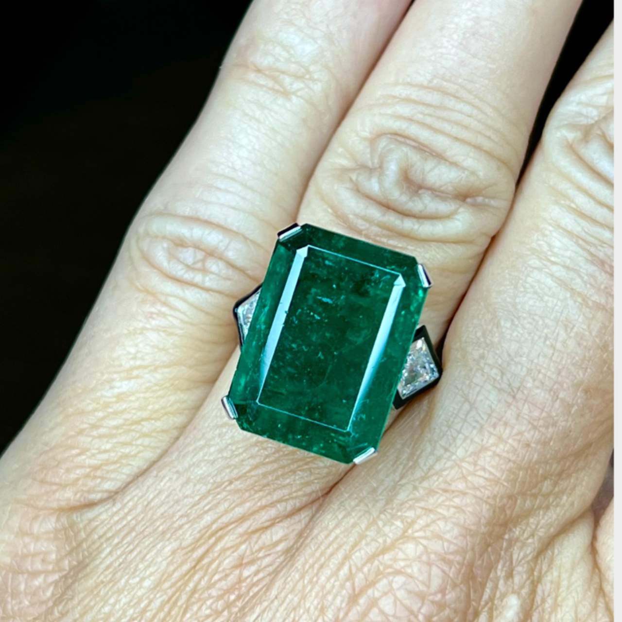 Stunning Platinum Emerald and Diamond Ring - Image 4