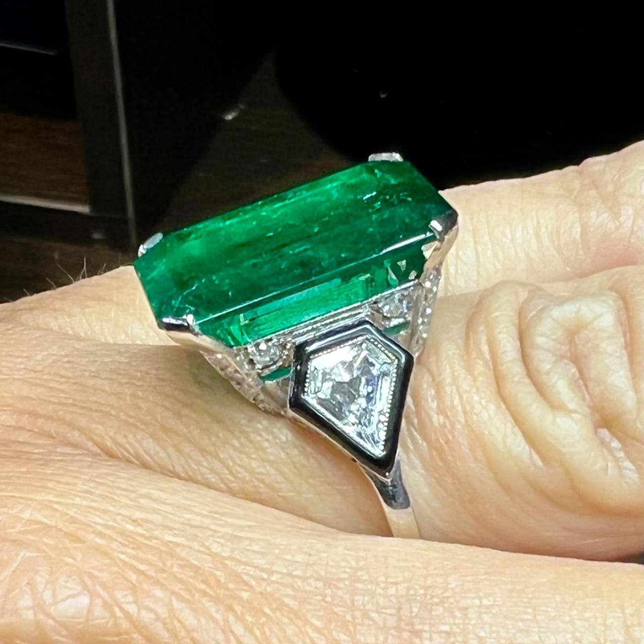 Stunning Platinum Emerald and Diamond Ring - Image 5