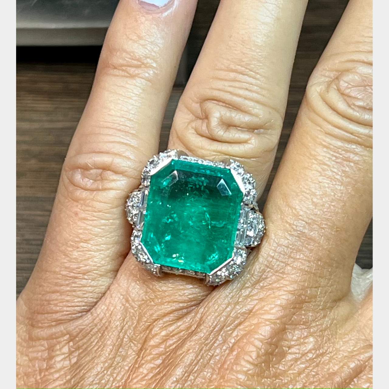 Art Deco Platinum Colombian Emerald & Diamond Ring - Image 4