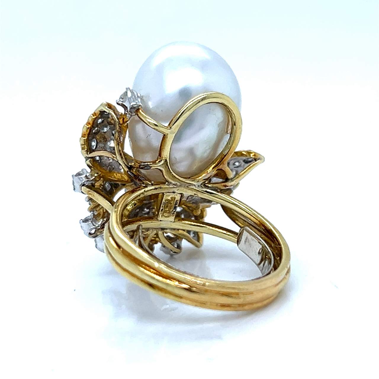 Sout Sea Pearl & Diamond Ring