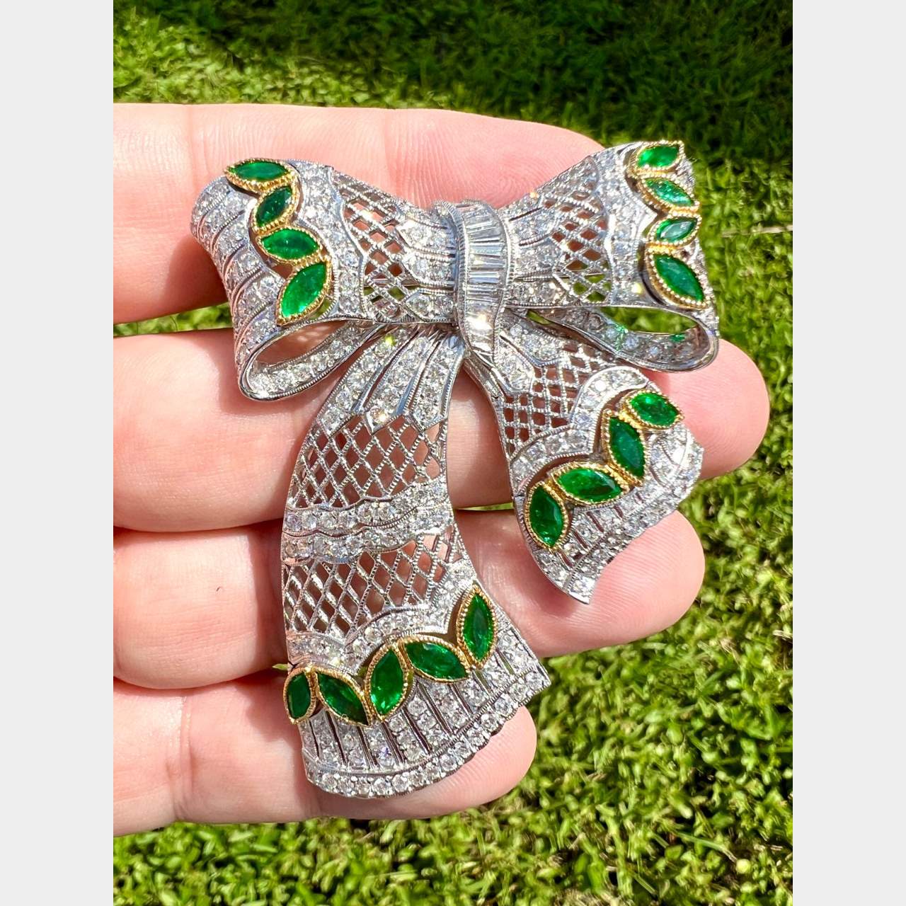 18K White Gold Emerald & Diamond Brooch