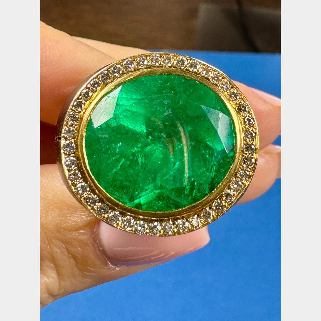 French 18K Yellow Gold & Wood SSEF Certified 15.93 Ct. Colombian Emerald Ring - Image 4