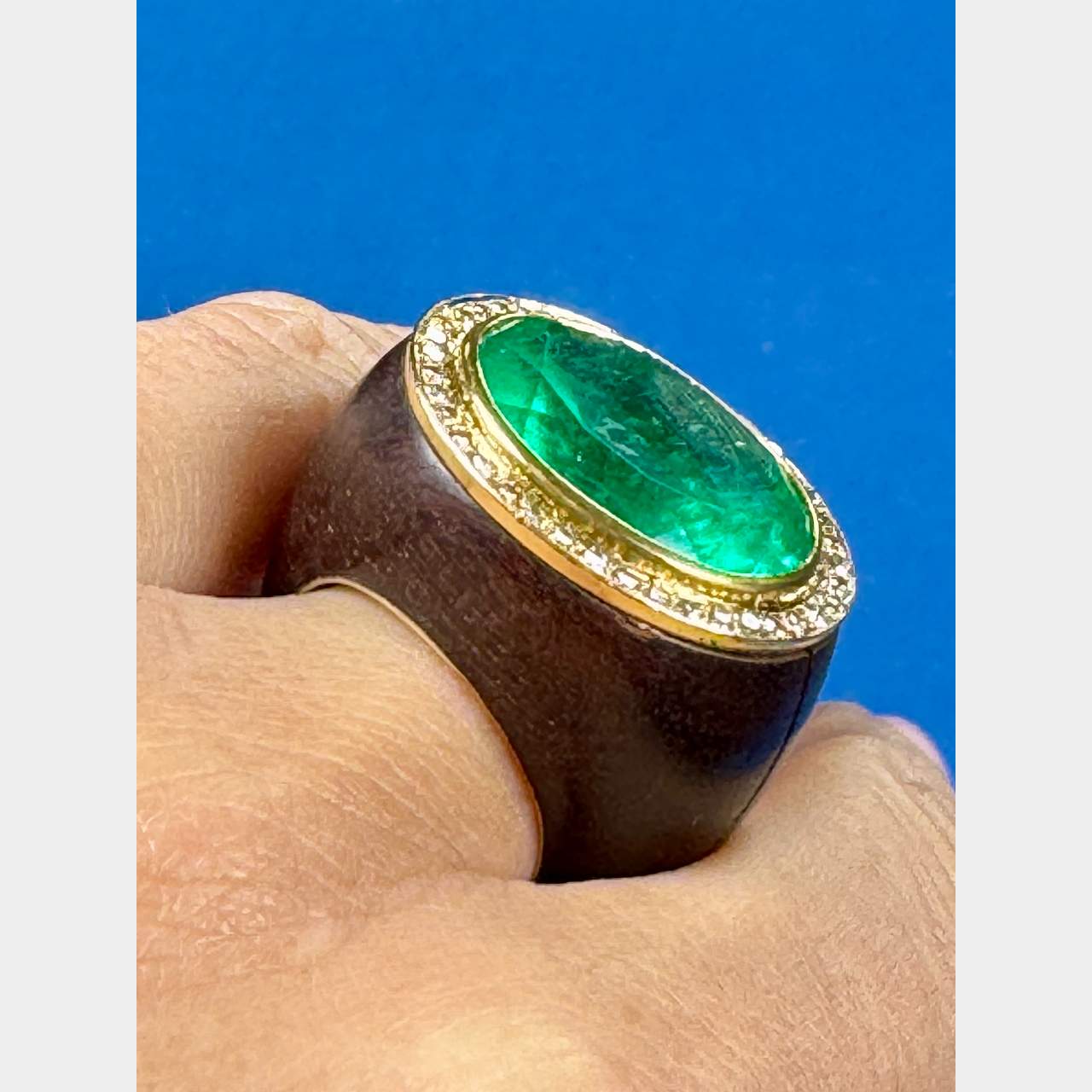 French 18K Yellow Gold & Wood SSEF Certified 15.93 Ct. Colombian Emerald Ring - Image 5