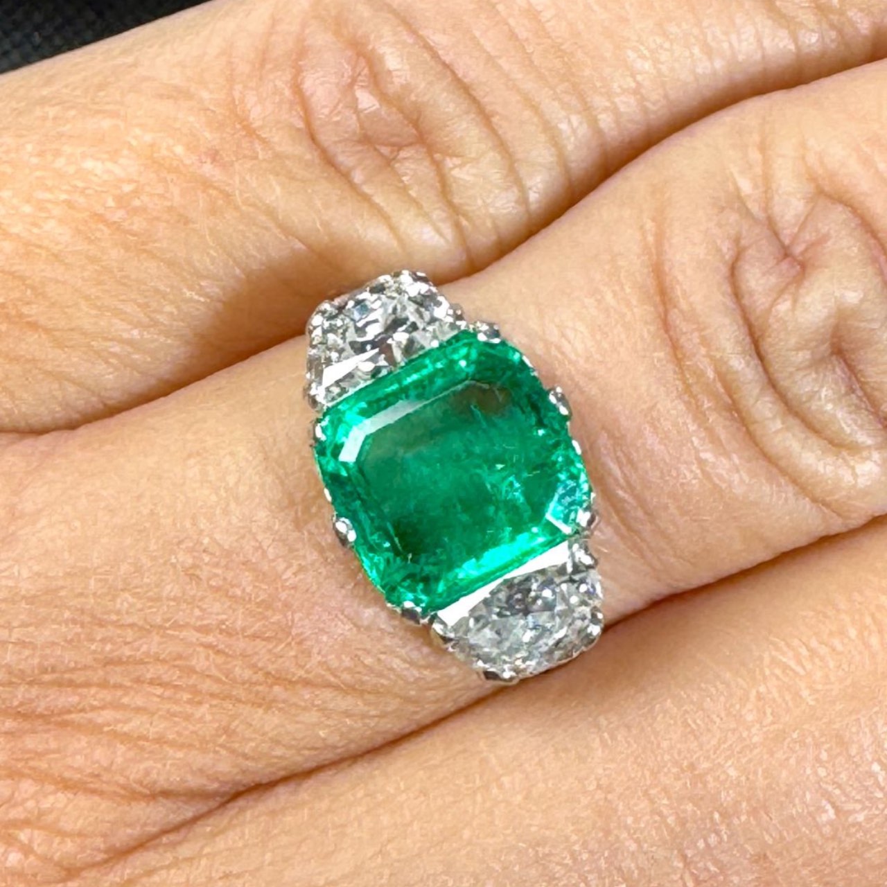 Art Deco Platinum AGL Certified 2.60 Ct. Colombian Emerald & Diamond Ring - Image 4
