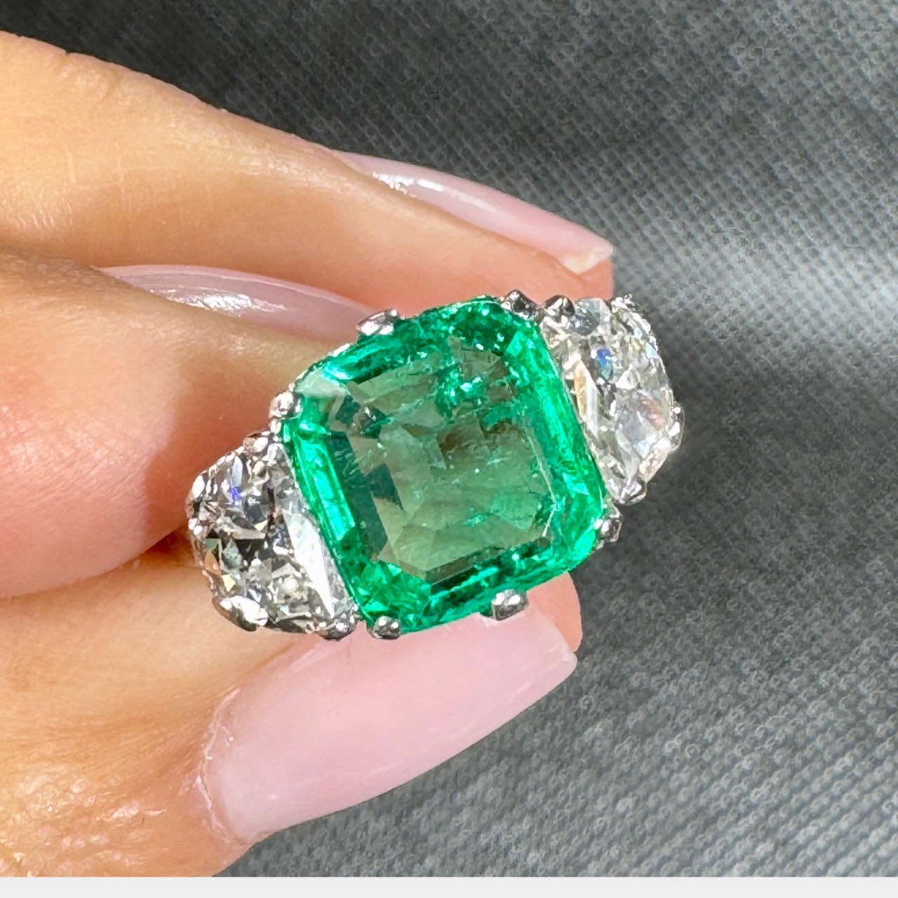 Art Deco Platinum AGL Certified 2.60 Ct. Colombian Emerald & Diamond Ring - Image 5